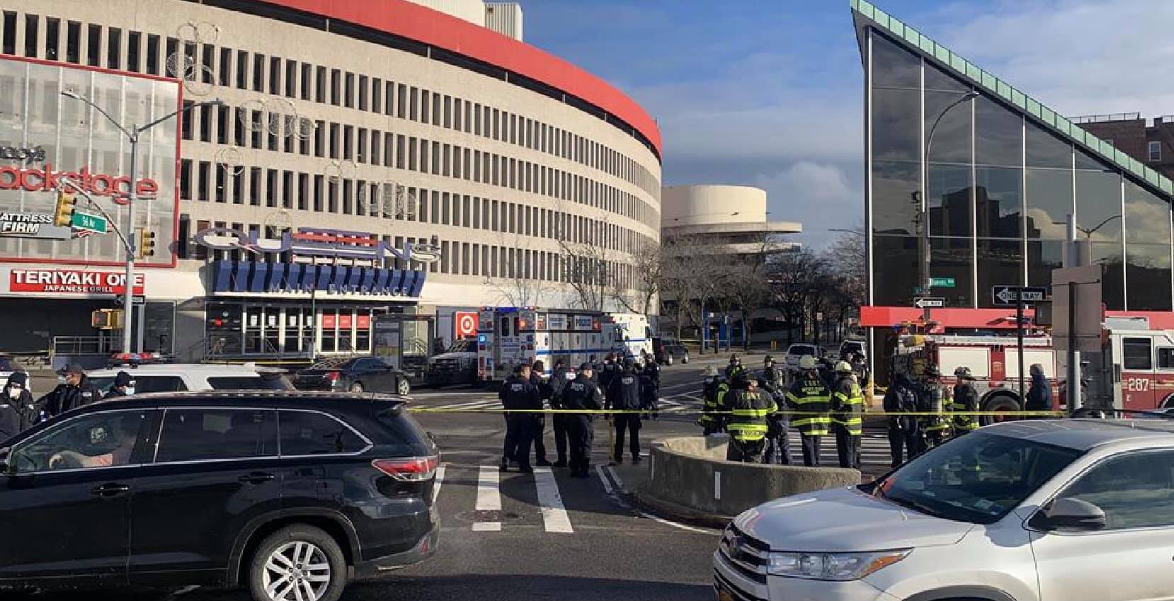 Police activity of bomb threat outside Queens mall. 