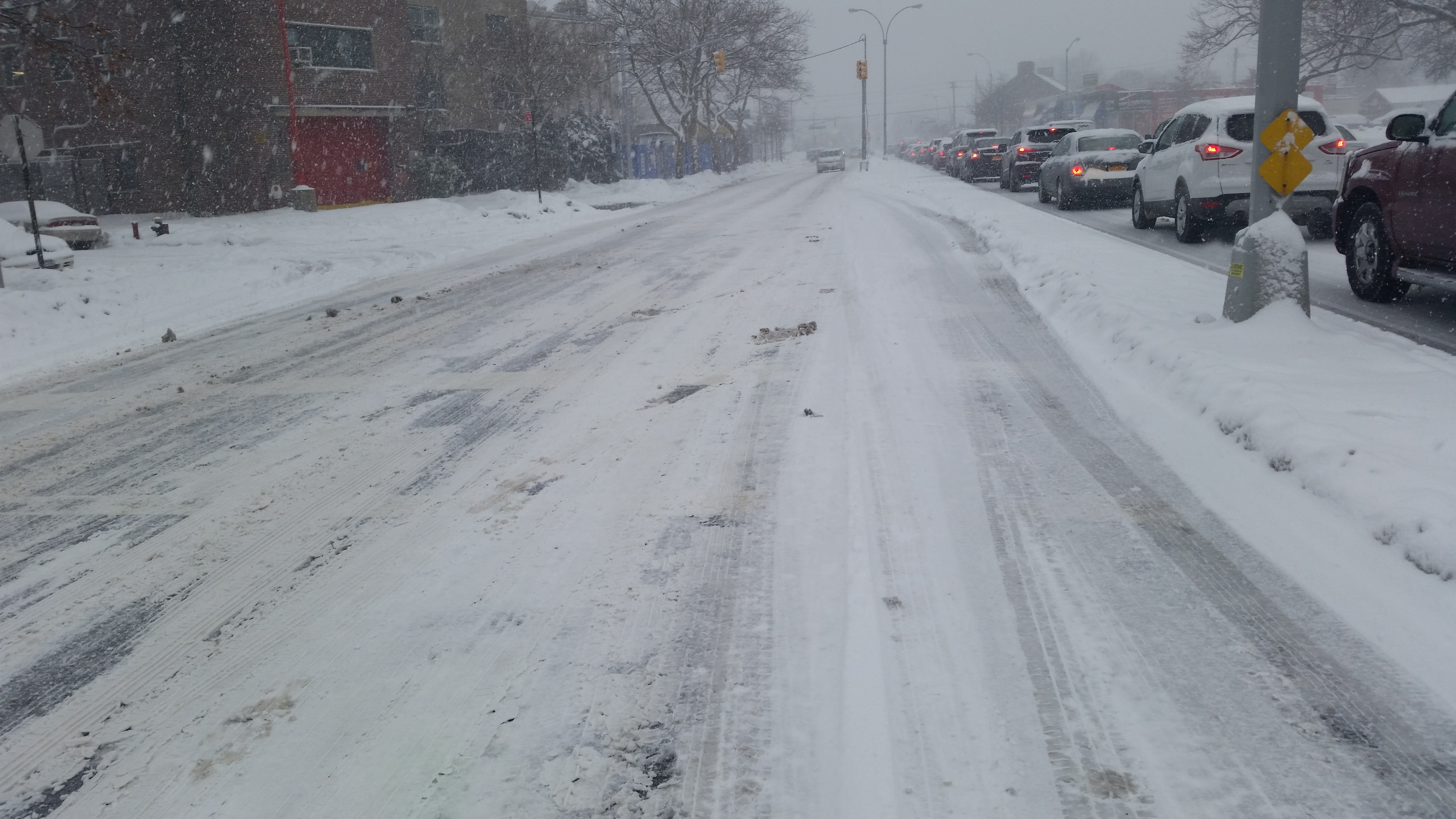 Union Turnpike stretch on a snowing day in Glen Oaks.