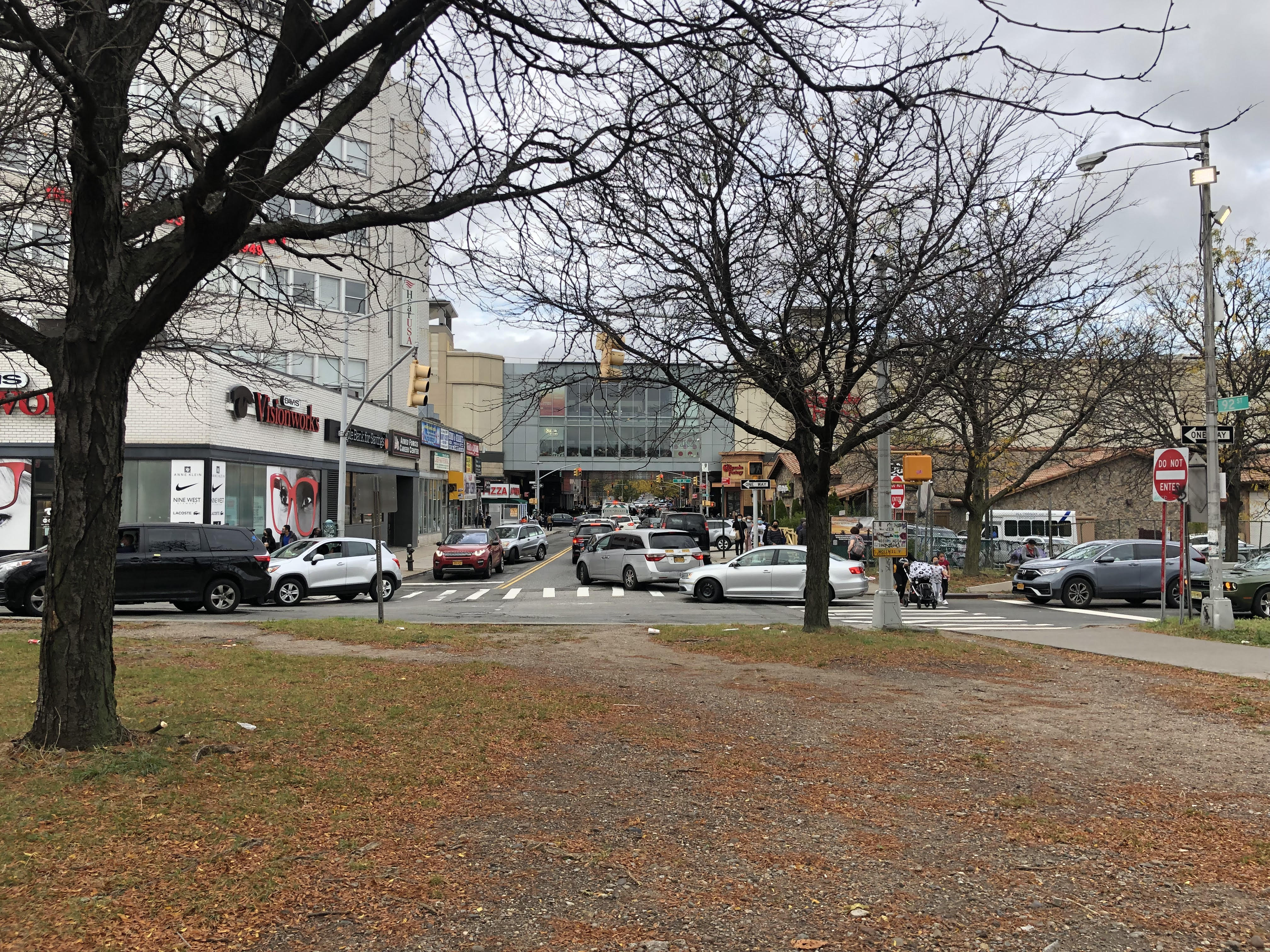 View of the Queens Mall from eastbound.