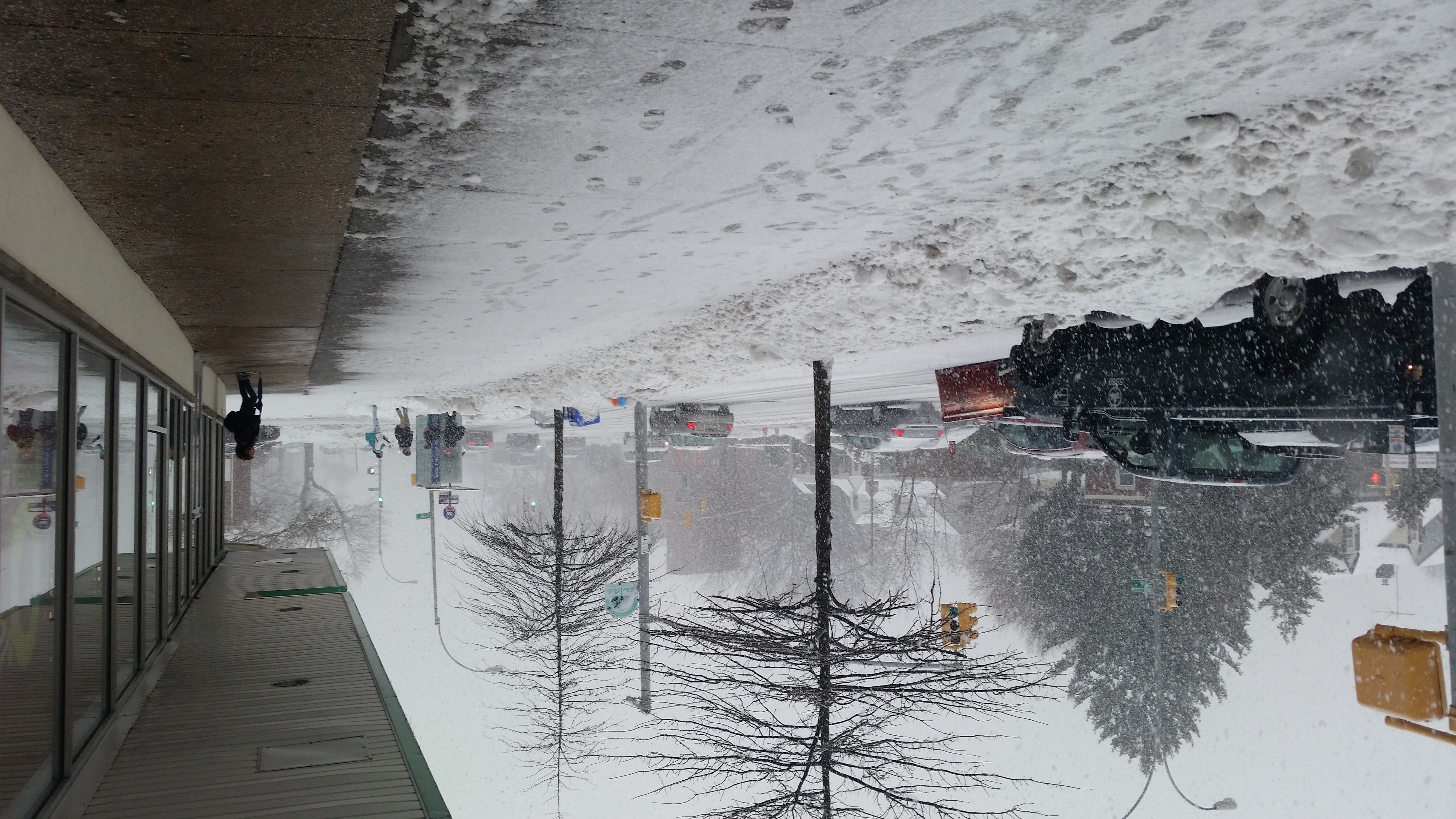 Union Turnpike stretch on a snowing day in Glen Oaks.