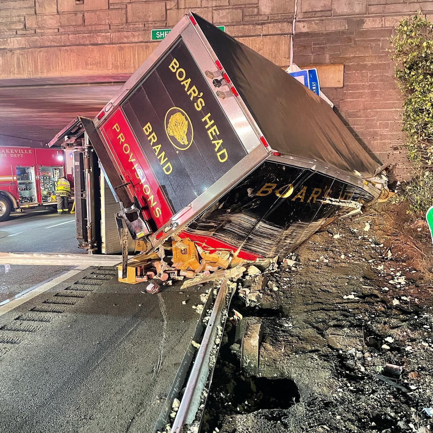 2 dead in box truck crash on LIE in North Hills.