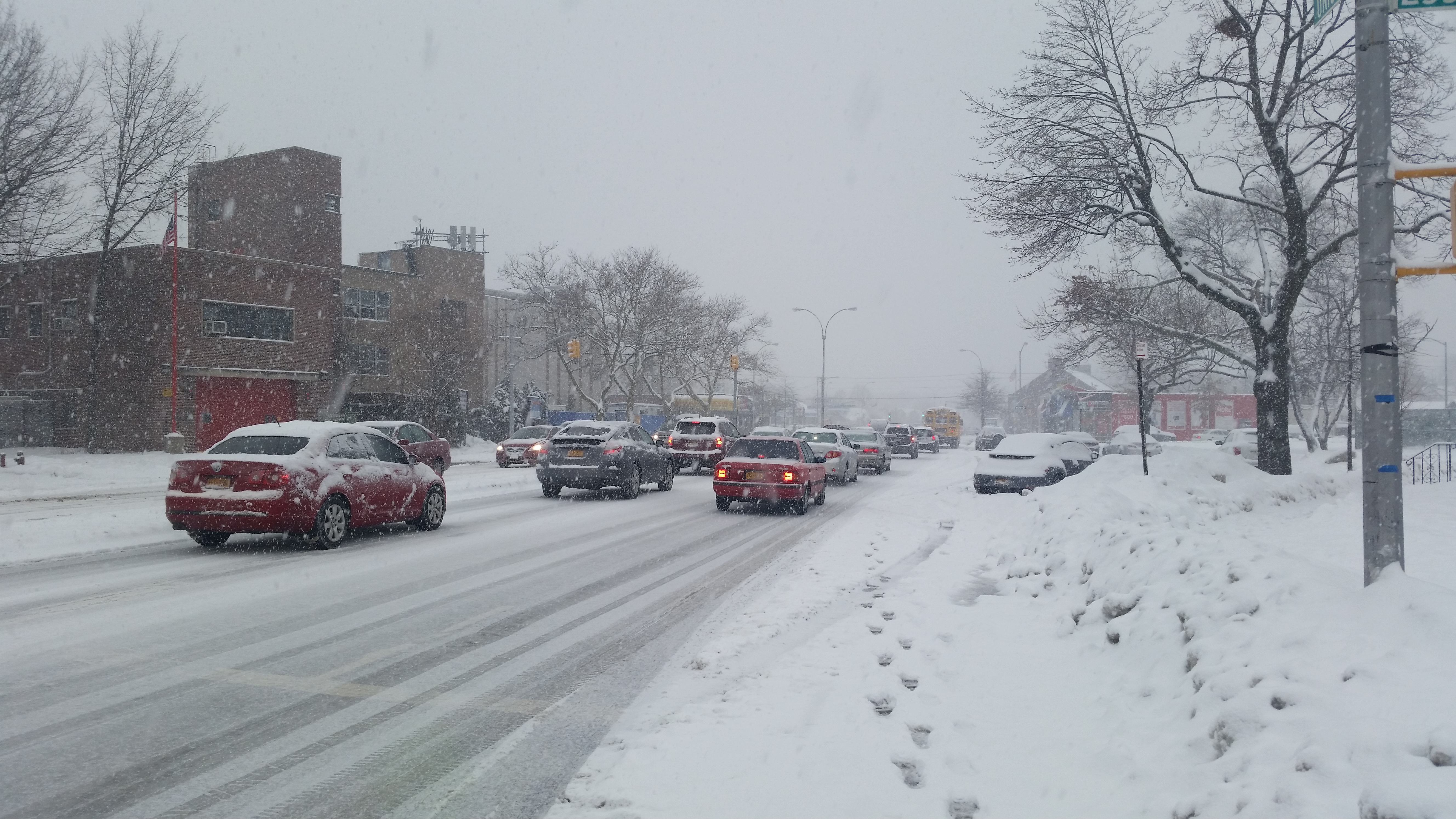 Union Turnpike stretch on a snowing day in Glen Oaks.