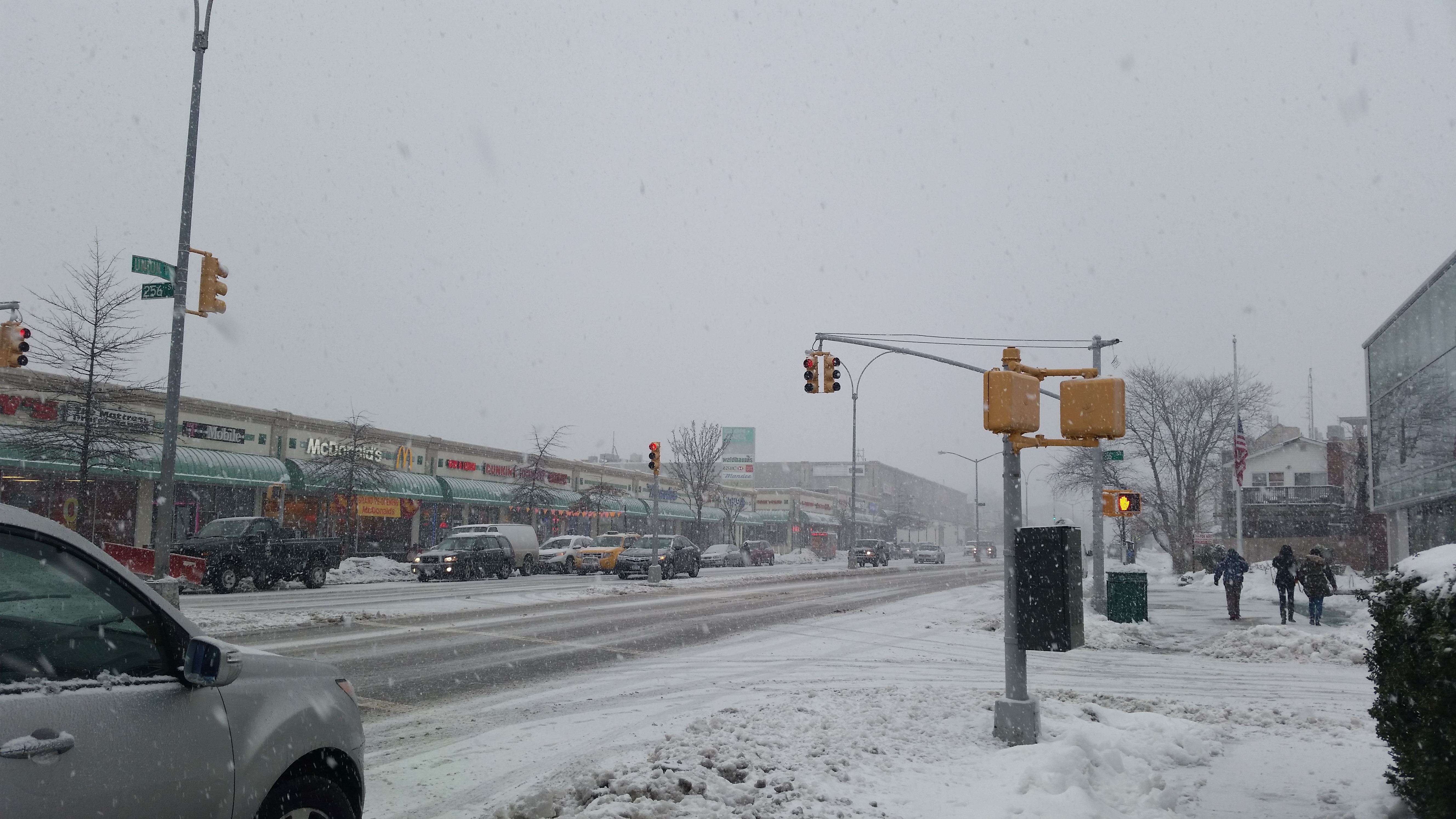 Union Turnpike stretch on a snowing day in Glen Oaks.